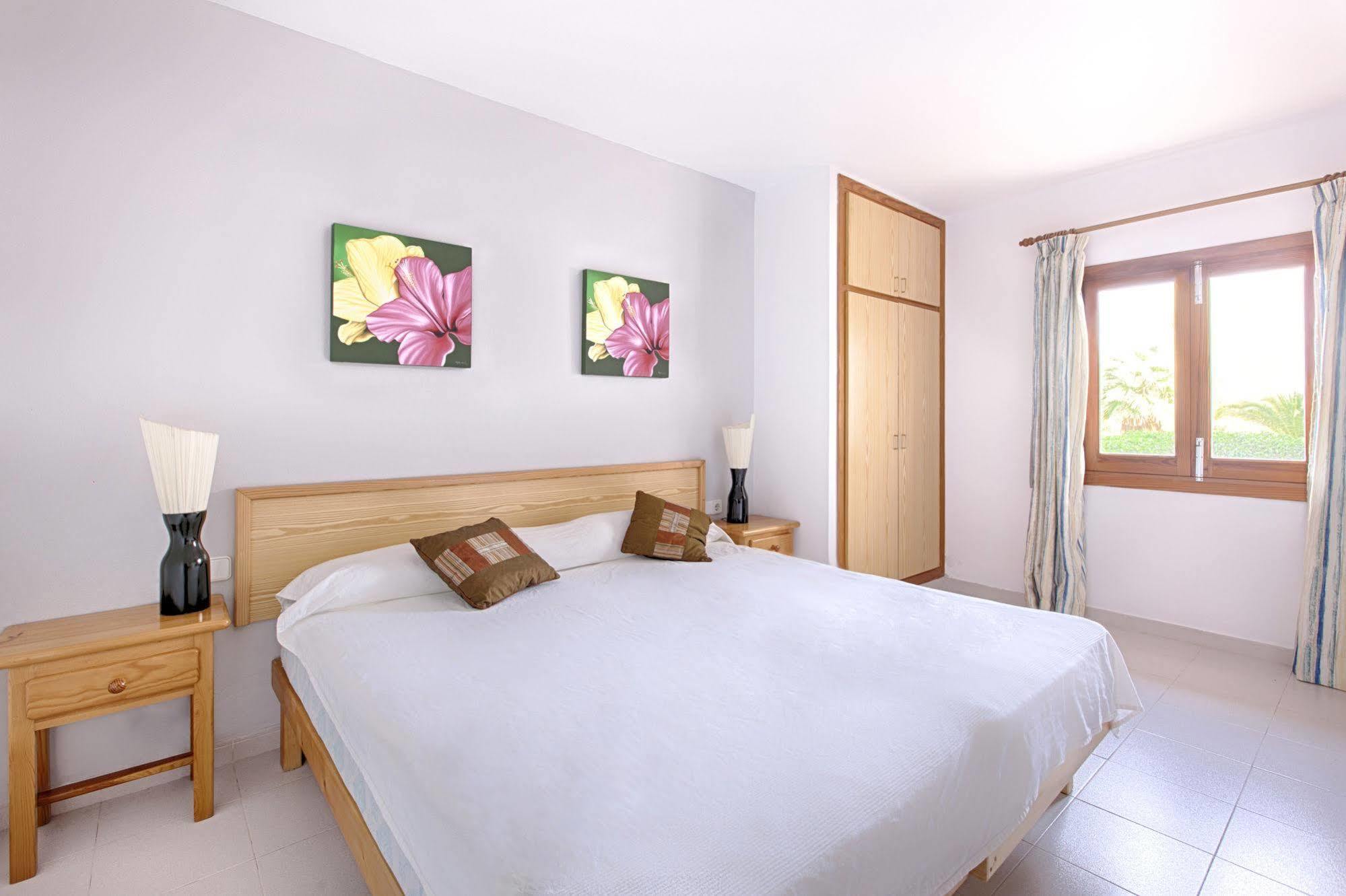 Apartamentos Colomar Santa Eularia des Riu Luaran gambar